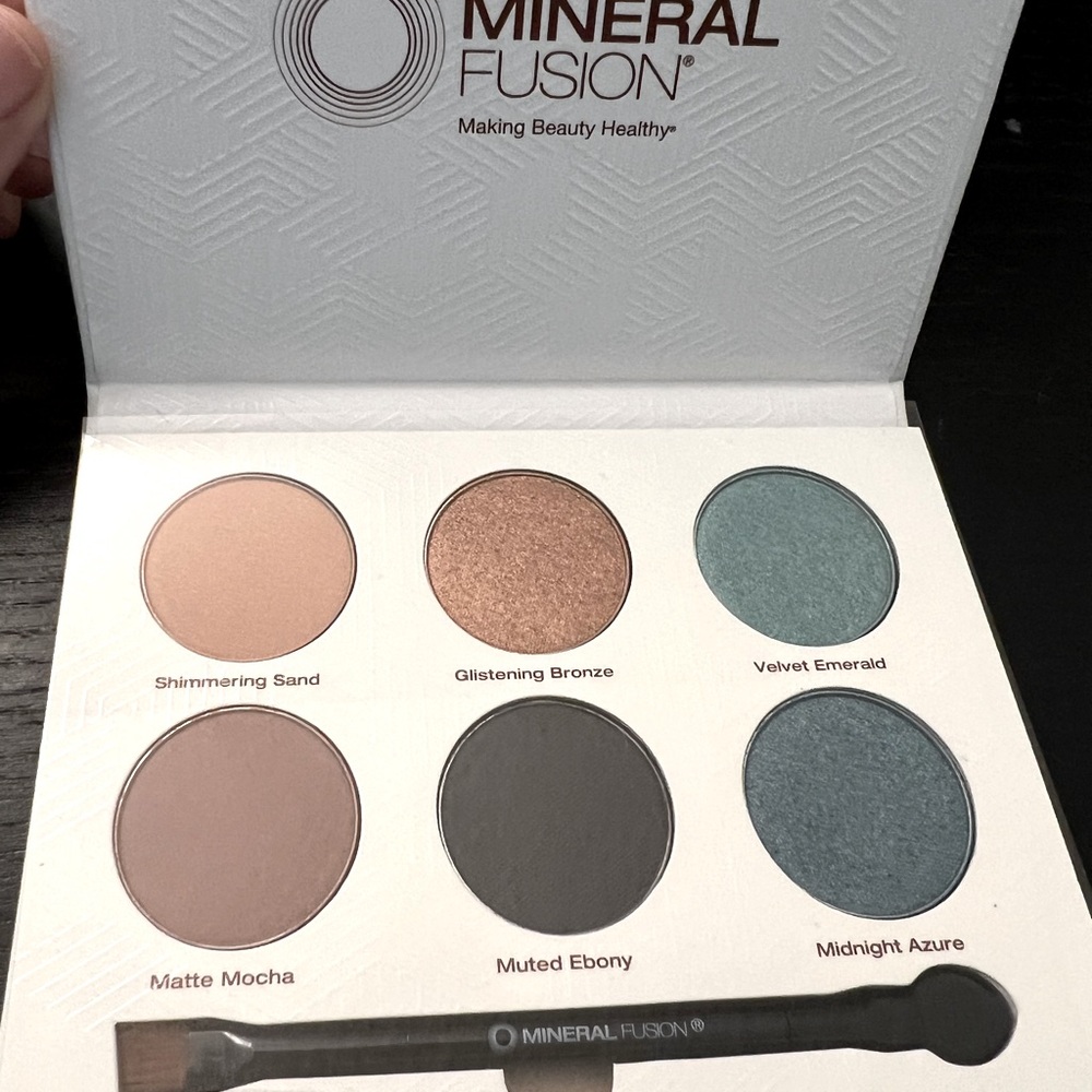 Mineral Fusion velvet eyeshadow palette nwob
